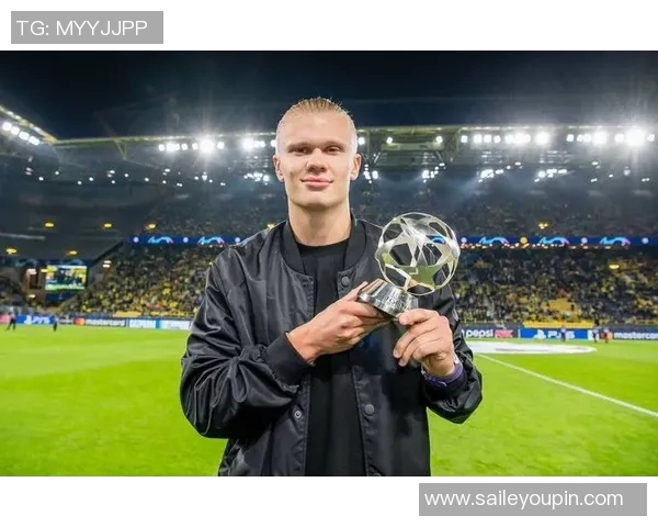 足球明星荣耀时刻展现奖杯风采的精彩瞬间合集